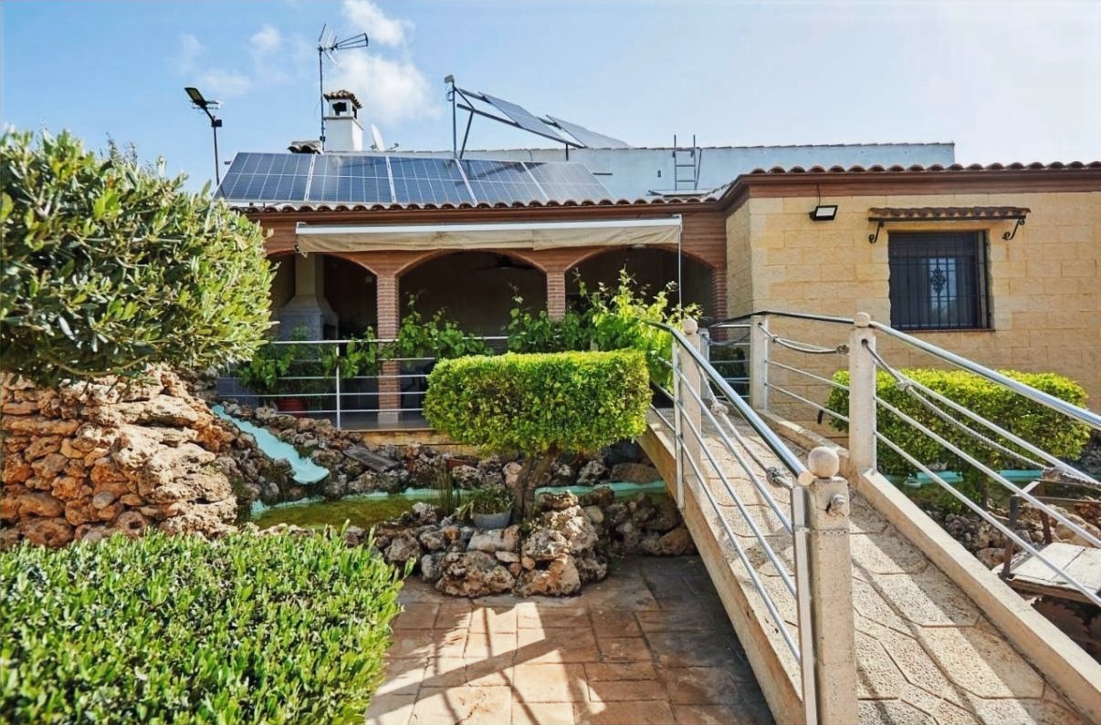 Puente de acero y terraza de Villa Vega
