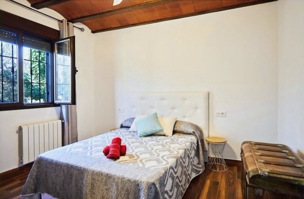 Dormitorio con techo de madera de Villa Vega
