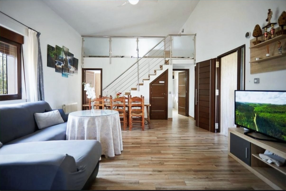 Salón con chimenea de Villa Vega